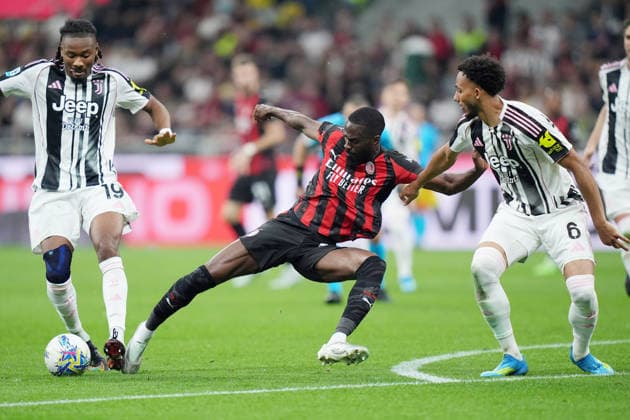 AC Milan s Fikayo Tomori .fights for the ball Juventus Lloyd Kelly during the Serie A soccer match between Milan and Juventus at the San Siro Stadium in Milan , north Italy - Saturday , April 26 , 2026. - Soccer .  Copyright: xSpada LaPressex