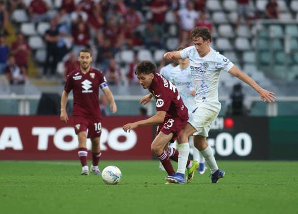 CALCIO - Serie A - Torino FC vs Inter - FC Internazionale Rafa Obrador of Torino FC and Pio Esposito of FC Inter during the Italian Serie A, football match between Torino FC and FC Inter Milan on 26 April 2026, at Stadio Olimpico Grande Torino, Turin, Italy. Photo Nderim Kaceli Turin Italy  Copyright: xIPAxSport ABACAx