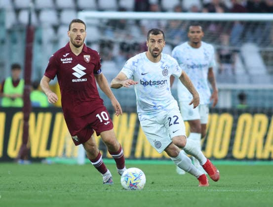 CALCIO - Serie A - Torino FC vs Inter - FC Internazionale Nikola Vlasic of Torino FC and Henrikh Mkhitaryan of FC Inter during the Italian Serie A, football match between Torino FC and FC Inter Milan on 26 April 2026, at Stadio Olimpico Grande Torino, Turin, Italy. Photo Nderim Kaceli Turin Italy  Copyright: xIPAxSport ABACAx