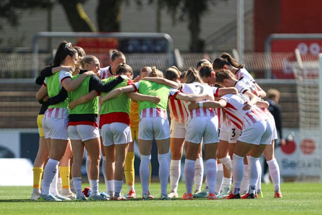 Spielerinnen von SC Freiburg bilden einen Teamkreis waehrend des Spiels der Frauen Bundesliga zwischen Bayer 04 Leverkusen und SC Freiburg, Ulrich-Haberland-Stadion am 26. April 2026 in Leverkusen, Deutschland. (Foto von Oliver Kaelke DeFodi Images) +++ Players from SC Freiburg form a circle during the Woman Bundesliga match between Bayer 04 Leverkusen and SC Freiburg at Ulrich-Haberland-Stadion on April 26, 2026 in Leverkusen, Germany. (Photo by Oliver Kaelke DeFodi Images) DFL regulations prohibit any use of photographs as image sequences and or quasi-video. (Photo by Oliver Kaelke DeFodi Images) -