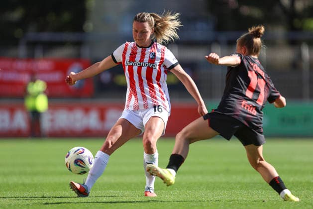 Greta Stegemann (SC Freiburg) und Kristin Kögel (Bayer 04 Leverkusen) im Zweikampf waehrend des Spiels der Frauen Bundesliga zwischen Bayer 04 Leverkusen und SC Freiburg, Ulrich-Haberland-Stadion am 26. April 2026 in Leverkusen, Deutschland. (Foto von Oliver Kaelke DeFodi Images) +++ Greta Stegemann (SC Freiburg) und Kristin Kögel (Bayer 04 Leverkusen) battle for the ball during the Woman Bundesliga match between Bayer 04 Leverkusen and SC Freiburg at Ulrich-Haberland-Stadion on April 26, 2026 in Leverkusen, Germany. (Photo by Oliver Kaelke DeFodi Images) DFL regulations prohibit any use of photographs as image sequences and or quasi-video. (Photo by Oliver Kaelke DeFodi Images) -