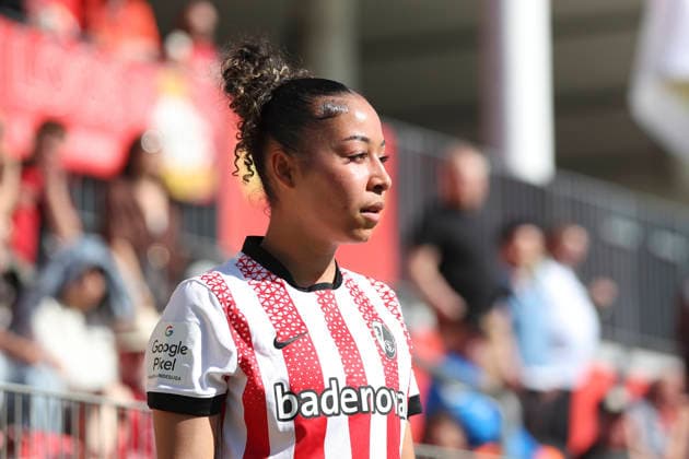 Nicole Ojukwu (SC Freiburg) schaut waehrend des Spiels der Frauen Bundesliga zwischen Bayer 04 Leverkusen und SC Freiburg, Ulrich-Haberland-Stadion am 26. April 2026 in Leverkusen, Deutschland. (Foto von Oliver Kaelke DeFodi Images) +++ Nicole Ojukwu (SC Freiburg) looks on during the Woman Bundesliga match between Bayer 04 Leverkusen and SC Freiburg at Ulrich-Haberland-Stadion on April 26, 2026 in Leverkusen, Germany. (Photo by Oliver Kaelke DeFodi Images) DFL regulations prohibit any use of photographs as image sequences and or quasi-video. (Photo by Oliver Kaelke DeFodi Images) -