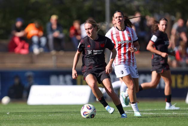 Sofie Zdebel (Bayer 04 Leverkusen) und Leela Egli (SC Freiburg) im Zweikampf waehrend des Spiels der Frauen Bundesliga zwischen Bayer 04 Leverkusen und SC Freiburg, Ulrich-Haberland-Stadion am 26. April 2026 in Leverkusen, Deutschland. (Foto von Oliver Kaelke DeFodi Images) +++ Sofie Zdebel (Bayer 04 Leverkusen) und Leela Egli (SC Freiburg) battle for the ball during the Woman Bundesliga match between Bayer 04 Leverkusen and SC Freiburg at Ulrich-Haberland-Stadion on April 26, 2026 in Leverkusen, Germany. (Photo by Oliver Kaelke DeFodi Images) DFL regulations prohibit any use of photographs as image sequences and or quasi-video. (Photo by Oliver Kaelke DeFodi Images) -