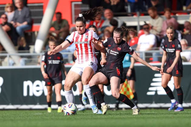 Svenja Fölmli (SC Freiburg) und Claudia Wenger (Bayer 04 Leverkusen) im Zweikampf waehrend des Spiels der Frauen Bundesliga zwischen Bayer 04 Leverkusen und SC Freiburg, Ulrich-Haberland-Stadion am 26. April 2026 in Leverkusen, Deutschland. (Foto von Oliver Kaelke DeFodi Images) +++ Svenja Fölmli (SC Freiburg) und Claudia Wenger (Bayer 04 Leverkusen) battle for the ball during the Woman Bundesliga match between Bayer 04 Leverkusen and SC Freiburg at Ulrich-Haberland-Stadion on April 26, 2026 in Leverkusen, Germany. (Photo by Oliver Kaelke DeFodi Images) DFL regulations prohibit any use of photographs as image sequences and or quasi-video. (Photo by Oliver Kaelke DeFodi Images) -