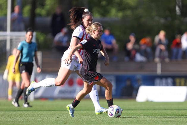 Svenja Fölmli (SC Freiburg) und Sofie Zdebel (Bayer 04 Leverkusen) im Zweikampf waehrend des Spiels der Frauen Bundesliga zwischen Bayer 04 Leverkusen und SC Freiburg, Ulrich-Haberland-Stadion am 26. April 2026 in Leverkusen, Deutschland. (Foto von Oliver Kaelke DeFodi Images) +++ Svenja Fölmli (SC Freiburg) und Sofie Zdebel (Bayer 04 Leverkusen) battle for the ball during the Woman Bundesliga match between Bayer 04 Leverkusen and SC Freiburg at Ulrich-Haberland-Stadion on April 26, 2026 in Leverkusen, Germany. (Photo by Oliver Kaelke DeFodi Images) DFL regulations prohibit any use of photographs as image sequences and or quasi-video. (Photo by Oliver Kaelke DeFodi Images) -