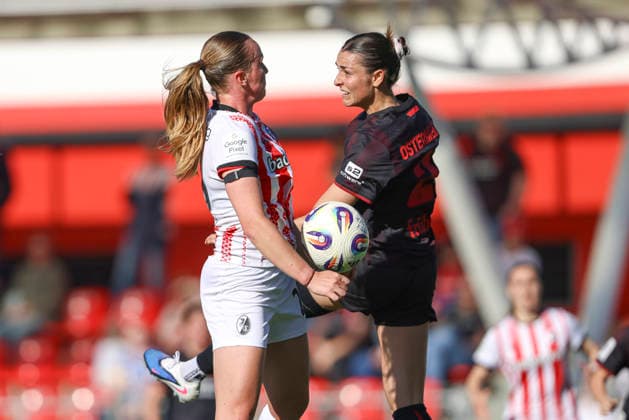Luca Birkholz (SC Freiburg) und Selina Ostermeier (Bayer 04 Leverkusen) im Zweikampf waehrend des Spiels der Frauen Bundesliga zwischen Bayer 04 Leverkusen und SC Freiburg, Ulrich-Haberland-Stadion am 26. April 2026 in Leverkusen, Deutschland. (Foto von Oliver Kaelke DeFodi Images) +++ Luca Birkholz (SC Freiburg) und Selina Ostermeier (Bayer 04 Leverkusen) battle for the ball during the Woman Bundesliga match between Bayer 04 Leverkusen and SC Freiburg at Ulrich-Haberland-Stadion on April 26, 2026 in Leverkusen, Germany. (Photo by Oliver Kaelke DeFodi Images) DFL regulations prohibit any use of photographs as image sequences and or quasi-video. (Photo by Oliver Kaelke DeFodi Images) -