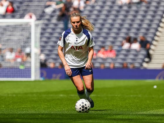 LONDON, ENGLAND - APRIL 26: Amanda Nilden of Tottenham with ballduring the Barclays Womens Super League match between Tottenham Hotspur and Manchester United, ManU at Tottenham Hotspur Stadium on April 26, 2026 in London, England. Copyright: xJodyxDemayx-xDaviesx xSPPx Sportspressphoto_SPR137408