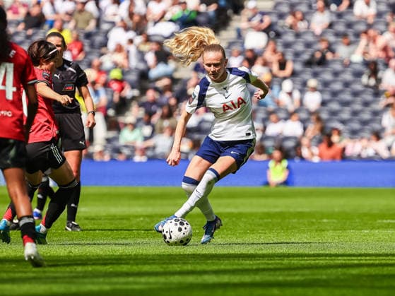 LONDON, ENGLAND - APRIL 26: Matilda Vinberg of Tottenham with ball during the Barclays Womens Super League match between Tottenham Hotspur and Manchester United, ManU at Tottenham Hotspur Stadium on April 26, 2026 in London, England. Copyright: xJodyxDemayx-xDaviesx xSPPx Sportspressphoto_SPR137426