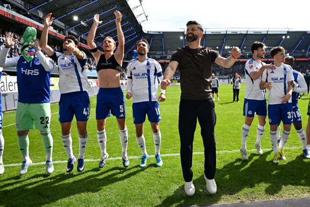 Paderborn, Home Deluxe Arena, 26.04.26, GER, Herren, 2.Bundesliga, Saison 2025-2026, SC Paderborn 07 - FC Schalke 04 Bild: Schlussjubel, Emotion, Freude bei Trainer Miron MUSLIC(Schalke) und seinen Spielern DFL regulations prohibit any use of photographs as image sequences and or quasi-video. NRW Deutschland