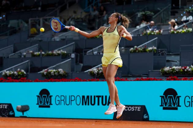 Mutua Madrid Open - Day Seven MADRID, SPAIN - APRIL 26: Qinwen Zheng of China plays a forehand against Elena Rybakina of Kazakhstan during the Women s Singles Round of 32 match during the Mutua Madrid Open 2026 tournament celebrated at La Caja Magica on April 26, 2026 in Madrid, Spain. Madrid La Caja Magica Madrid Spain Copyright: xAlbertoxGardinx AGardin_20260426_Tennis_Madrid_Day7_1042
