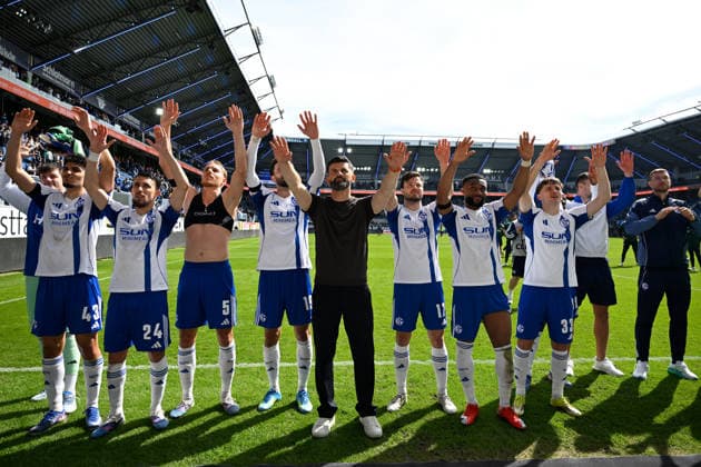 Paderborn, Home Deluxe Arena, 26.04.26, GER, Herren, 2.Bundesliga, Saison 2025-2026, SC Paderborn 07 - FC Schalke 04 Bild: Schlussjubel, Emotion, Freude bei Trainer Miron MUSLIC(Schalke) und seinen Spielern DFL regulations prohibit any use of photographs as image sequences and or quasi-video. NRW Deutschland