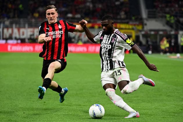 Milan v Juventus - Serie A MILAN, ITALY - APRIL 26: Jeremie Boga of Juventus fights for the ball with Alexis Saelemaekers of AC Milan during the Italian Serie A football match between AC Milan and Juventus at San Siro Stadium in Milan, Italy on April 26, 2026 Piero Cruciatti Anadolu Milan Italy. Editorial use only. Please get in touch for any other usage.  Copyright: x2026xAnadoluxPieroxCruciattix