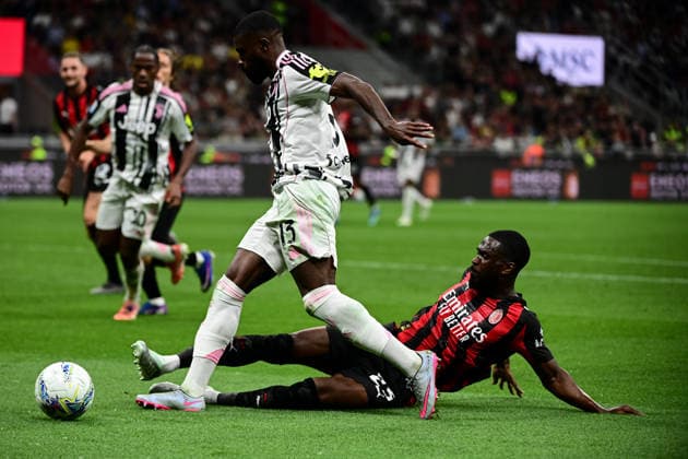 Milan v Juventus - Serie A MILAN, ITALY - APRIL 26: Jeremie Boga of Juventus fights for the ball with Fikayo Tomori of AC Milan during the Italian Serie A football match between AC Milan and Juventus at San Siro Stadium in Milan, Italy on April 26, 2026 Piero Cruciatti Anadolu Milan Italy. Editorial use only. Please get in touch for any other usage.  Copyright: x2026xAnadoluxPieroxCruciattix