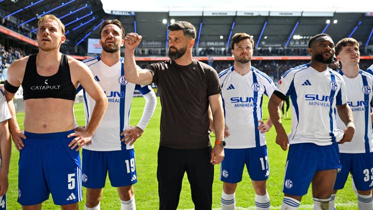 Paderborn, Home Deluxe Arena, 26.04.26, GER, Herren, 2.Bundesliga, Saison 2025-2026, SC Paderborn 07 - FC Schalke 04 Bild: Schlussjubel, Emotion, Freude bei Trainer Miron MUSLIC(Schalke) und seinen Spielern DFL regulations prohibit any use of photographs as image sequences and or quasi-video. NRW Deutschland