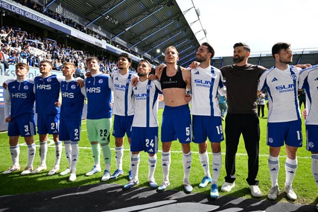 Paderborn, Home Deluxe Arena, 26.04.26, GER, Herren, 2.Bundesliga, Saison 2025-2026, SC Paderborn 07 - FC Schalke 04 Bild: Schlussjubel, Emotion, Freude bei Trainer Miron MUSLIC(Schalke) und seinen Spielern DFL regulations prohibit any use of photographs as image sequences and or quasi-video. NRW Deutschland