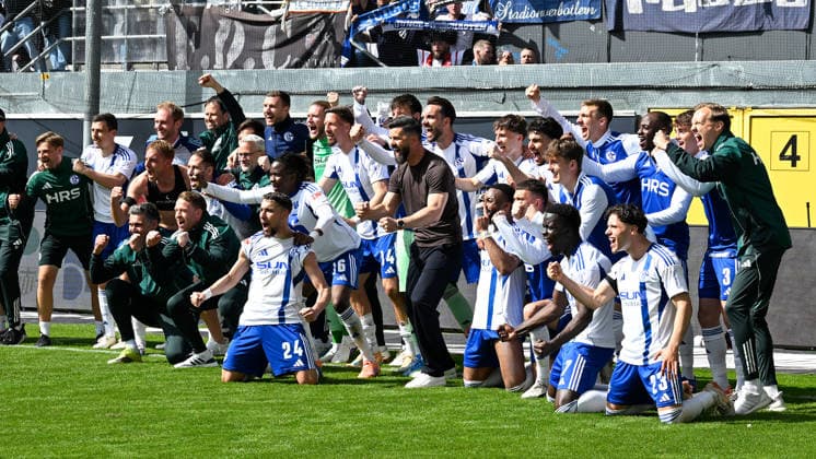 Paderborn, Home Deluxe Arena, 26.04.26, GER, Herren, 2.Bundesliga, Saison 2025-2026, SC Paderborn 07 - FC Schalke 04 Bild: Schlussjubel, Emotion, Freude bei dem Team des FC Schalke vor Fankurve, Fans, Fanblock DFL regulations prohibit any use of photographs as image sequences and or quasi-video. NRW Deutschland