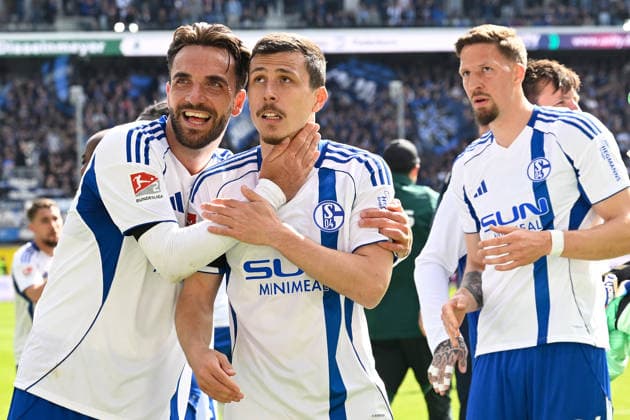 Paderborn, Home Deluxe Arena, 26.04.26, GER, Herren, 2.Bundesliga, Saison 2025-2026, SC Paderborn 07 - FC Schalke 04 Bild: Schlussjubel, Emotion, Freude bei v.li. Kenan KARAMAN (Schalke) und Ron SCHALLENBERG (Schalke) DFL regulations prohibit any use of photographs as image sequences and or quasi-video. NRW Deutschland