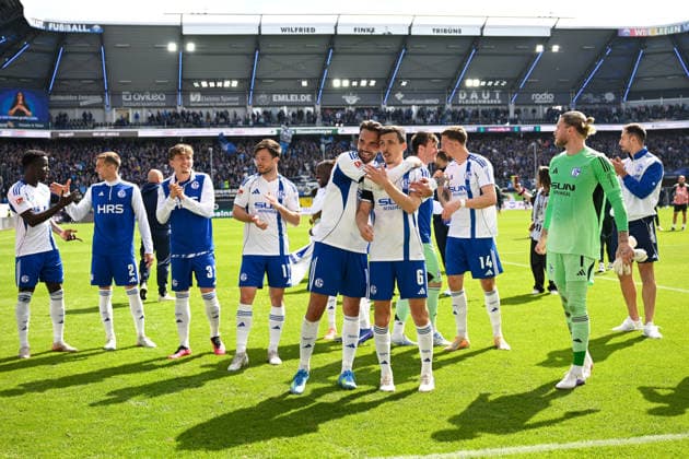 Paderborn, Home Deluxe Arena, 26.04.26, GER, Herren, 2.Bundesliga, Saison 2025-2026, SC Paderborn 07 - FC Schalke 04 Bild: Schlussjubel, Emotion, Freude bei v.li. Kenan KARAMAN (Schalke) und Ron SCHALLENBERG (Schalke) DFL regulations prohibit any use of photographs as image sequences and or quasi-video. NRW Deutschland