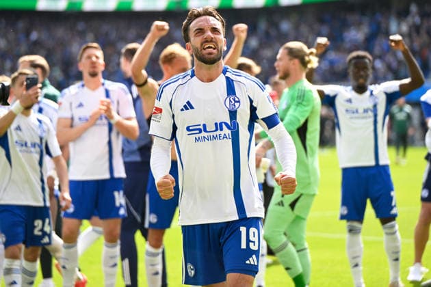 Paderborn, Home Deluxe Arena, 26.04.26, GER, Herren, 2.Bundesliga, Saison 2025-2026, SC Paderborn 07 - FC Schalke 04 Bild: Schlussjubel, Emotion, Freude bei Kenan KARAMAN (Schalke) DFL regulations prohibit any use of photographs as image sequences and or quasi-video. NRW Deutschland