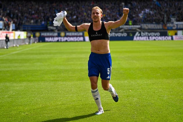 Paderborn, Home Deluxe Arena, 26.04.26, GER, Herren, 2.Bundesliga, Saison 2025-2026, SC Paderborn 07 - FC Schalke 04 Bild: Schlussjubel, Emotion, Freude bei Timo BECKER (Schalke) DFL regulations prohibit any use of photographs as image sequences and or quasi-video. NRW Deutschland