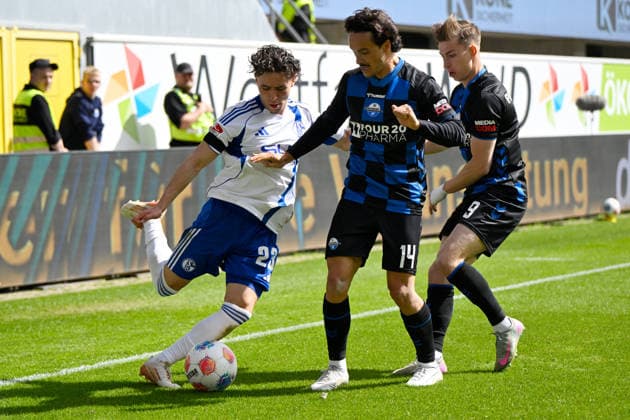 Paderborn, Home Deluxe Arena, 26.04.26, GER, Herren, 2.Bundesliga, Saison 2025-2026, SC Paderborn 07 - FC Schalke 04 Bild: v.li. im Zweikampf Soufiane EL-FAOUZI (Schalke), Mika BAUR (Paderborn) und Nick BAETZNER (Paderborn) DFL regulations prohibit any use of photographs as image sequences and or quasi-video. NRW Deutschland