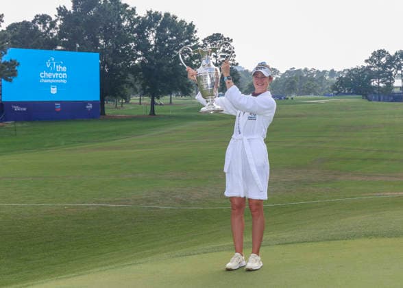 HOUSTON, TX - APRIL 26: Nelly Korda (USA) holds up the winner™s trophy during the final round of The Chevron Championship on April 26, 2026 at Memorial Park Golf Course in Houston, Texas. (Photo by Leslie Plaza Johnson Icon Sportswire) GOLF: APR 26 LPGA, Golf Damen The Chevron Championship EDITORIAL USE ONLY Icon260426074