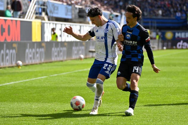 Paderborn, Home Deluxe Arena, 26.04.26, GER, Herren, 2.Bundesliga, Saison 2025-2026, SC Paderborn 07 - FC Schalke 04 Bild: v.li. im Zweikampf Soufiane EL-FAOUZI (Schalke) und Mika BAUR (Paderborn) DFL regulations prohibit any use of photographs as image sequences and or quasi-video. NRW Deutschland