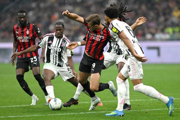 JONATHAN DAVID, Juventus, FIKAYO TOMORI, NICLAS FULLKRUG, Milan, Serie A 2025-26, Milan-Juventus 0-0, azione, action, contrasto SERIE A 2025-26 MILAN-JUVENTUS 0-0