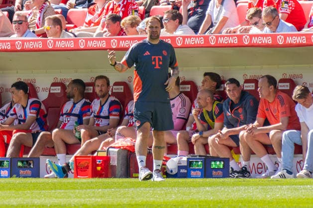 25.04.26 FSV Mainz 05 - FC Bayern München Deutschland, Mainz, 25.04.2026, Fussball, Bundesliga, FSV Mainz 05 - FC Bayern München: Aaron Danks (Co-Trainer FC Bayern München). *** 25 04 26 FSV Mainz 05 FC Bavaria Munich Germany, Mainz, 25 04 2026, Soccer, Bundesliga, FSV Mainz 05 FC Bavaria Munich Aaron Danks Co team manager FC Bavaria Munich