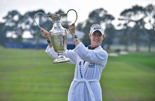 HOUSTON, TX - APRIL 26: Nelly Korda smiles while holding the Dinah Shore Trophy after winning The Chevron Championship in the LPGA, Golf Damen on Sunday, April 26, 2026 at Memorial Park Golf Course in Houston, TX. (Photo by Austin McAfee Icon Sportswire) GOLF: APR 26 LPGA The Chevron Championship EDITORIAL USE ONLY Icon260426031