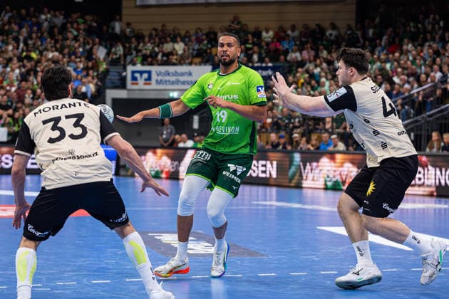 26.04.2026, xovx, Handball Daikin Handball Bundesliga, HSG Wetzlar - Bergischer HC v.l. Eloy Morante Maldonado (Bergischer HC), Philipp Ahouansou (HSG Wetzlar), Aron Seesing (Bergischer HC) Wetzlar Buderus-Arena Hessen Deutschland (DE)
