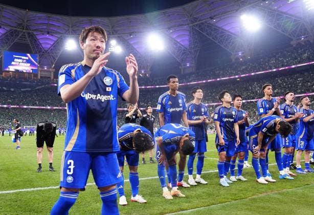 Football: ACLE Machida Zelvia players acknowledge the crowd after their loss in the Asian Champions League Elite final to Al Ahli in Jeddah, Saudi Arabia, on April 25, 2026.  A14AA0005479844P
