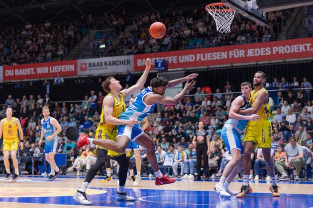 Frankfurt Skyliners - ALBA Berlin, easyCredit BBL Zweikampf unterm Korb zwischen Alex O Connell (Alba Berlin, 3) und Nahiem Alleyne (Skyliners, 4). Rechts belauern sich Jacob Knauf (Skyliners, 25) und Norris Agbakoko (Alba Berlin, 17). Spiel der easyCredit BBL zwischen den Frankfurt Skyliners und ALBA Berlin am 26. April 2026 in der Süwag Energie ARENA in Frankfurt am Main., Frankfurt am Main Hessen Deutschland Süwag Energie ARENA