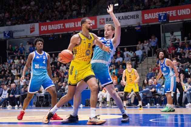 Frankfurt Skyliners - ALBA Berlin, easyCredit BBL Norris Agbakoko (Alba Berlin, 17) setzt sich gegen Till Pape (Skyliners, 19) durch. Spiel der easyCredit BBL zwischen den Frankfurt Skyliners und ALBA Berlin am 26. April 2026 in der Süwag Energie ARENA in Frankfurt am Main., Frankfurt am Main Hessen Deutschland Süwag Energie ARENA
