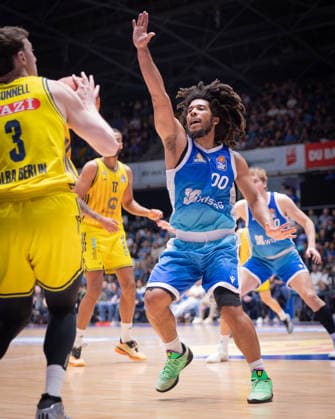 Frankfurt Skyliners - ALBA Berlin, easyCredit BBL Tyger Campbell (Skyliners, 00) verteidigt gegen Alex O Connell (Alba Berlin, 3). Spiel der easyCredit BBL zwischen den Frankfurt Skyliners und ALBA Berlin am 26. April 2026 in der Süwag Energie ARENA in Frankfurt am Main., Frankfurt am Main Hessen Deutschland Süwag Energie ARENA