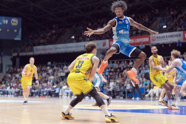 Frankfurt Skyliners - ALBA Berlin, easyCredit BBL Isaiah Swope (Skyliners, 1) verteidigt gegen Bennet Hundt (Alba Berlin, 33). Spiel der easyCredit BBL zwischen den Frankfurt Skyliners und ALBA Berlin am 26. April 2026 in der Süwag Energie ARENA in Frankfurt am Main., Frankfurt am Main Hessen Deutschland Süwag Energie ARENA