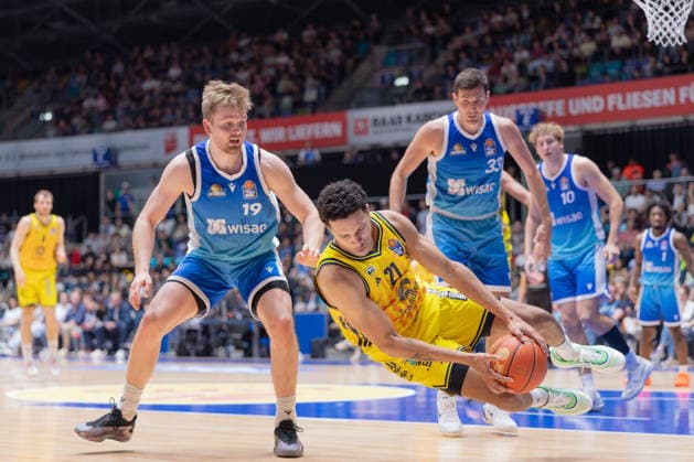 Frankfurt Skyliners - ALBA Berlin, easyCredit BBL Michael Rataj (Alba Berlin, 21) versucht vor Till Pape (Skyliners, 19), Ryan Hawkins (Skyliners, 33) und Jacob Holt (Skyliners, 10) den Ball vor der Seitenauslinie zu erreichen. Spiel der easyCredit BBL zwischen den Frankfurt Skyliners und ALBA Berlin am 26. April 2026 in der Süwag Energie ARENA in Frankfurt am Main., Frankfurt am Main Hessen Deutschland Süwag Energie ARENA