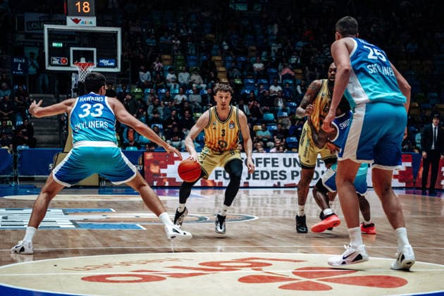 Ryan Hawkins (Skyliners Frankfurt, 33), Alex OÂ Connell (Alba Berlin, 03) GER, Skyliners Frankfurt vs. Alba Berlin, easycredit BBL, Bundesliga, 31 Spieltag, Saison 2025 2026. 26.04.2026 Eibner-Pressefoto Attila Ziga GER, Skyliners Frankfurt vs. Alba Berlin, easycredit BBL, Bundesliga, 31 Spieltag, Saison 2025 2026. 26.04.2026 Frankfurt am Main Copyright: xEibner-Pressefotox EP_AZA