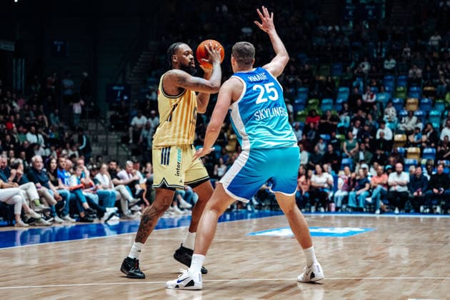 J Wan Roberts (Alba Berlin, 13), Jacob Knauf (Skyliners Frankfurt, 25) GER, Skyliners Frankfurt vs. Alba Berlin, easycredit BBL, Bundesliga, 31 Spieltag, Saison 2025 2026. 26.04.2026 Eibner-Pressefoto Attila Ziga GER, Skyliners Frankfurt vs. Alba Berlin, easycredit BBL, Bundesliga, 31 Spieltag, Saison 2025 2026. 26.04.2026 Frankfurt am Main Copyright: xEibner-Pressefotox EP_AZA