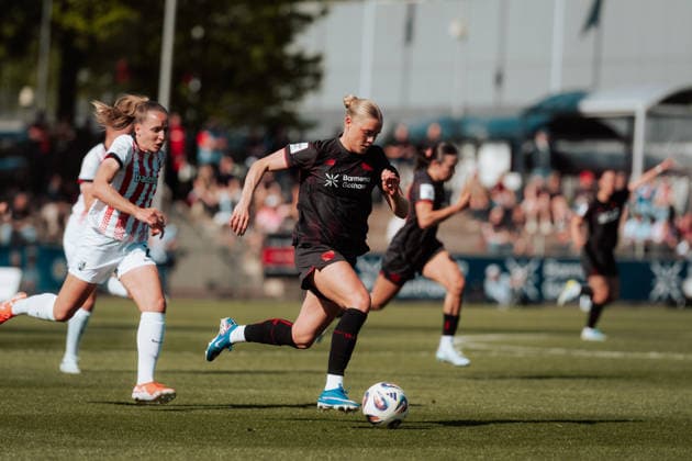 26.04.26, Women, Football, Google Pixel Frauen Bundesliga, Season 2025 2026, Bayer 04 Leverkusen - SC Freiburg, Matchday 23 Cornelia Kramer ( 7 - Bayer 04 Leverkusen) running with the ball Leverkusen Ulrich-Haberland-Stadion NRW Deutschland