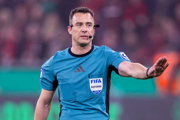 22.04.2026, Fussball, Halbfinale im DFB-Pokal, Bayer 04 Leverkusen - FC Bayern München. Schiedsrichter Felix Zwayer (GER) wartet auf die Entscheidung des VAR. Leverkusen BayArena NRW Deutschland xRHR-FOTO DEx *** 22 04 2026, Football, DFB Cup semi-final, Bayer 04 Leverkusen FC Bayern Munich Referee Felix Zwayer GER waits for the decision of the VAR Leverkusen BayArena NRW Germany xRHR PHOTO DEx Copyright: DennisxEwert RHR-FOTOx RHR-FOTO DE