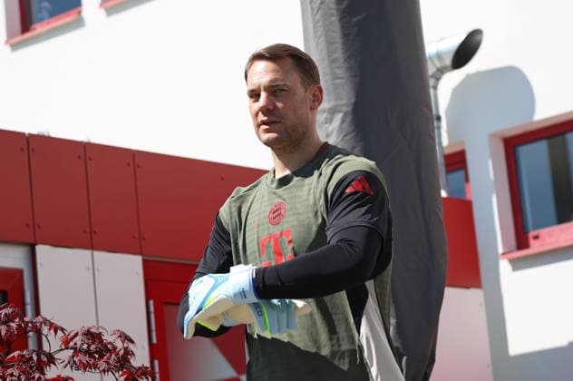 Fussball, Herren, Champions League, Saison 2025 2026, FC Bayern München, Abschlusstraining Manuel Neuer (FC Bayern München) auf dem Weg zum Trainingsplatz