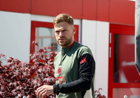 Fussball, Herren, Champions League, Saison 2025 2026, FC Bayern München, Abschlusstraining Joshua Kimmich (FC Bayern München) auf dem Weg zum Trainingsplatz