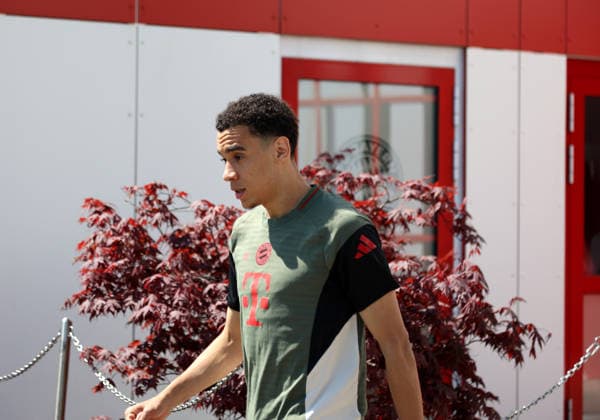 Fussball, Herren, Champions League, Saison 2025 2026, FC Bayern München, Abschlusstraining Jamal Musiala (FC Bayern München) auf dem Weg zum Trainingsplatz