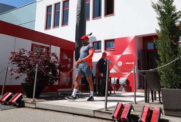 Fussball, Herren, Champions League, Saison 2025 2026, FC Bayern München, Abschlusstraining Vincent Kompany, Trainer (FC Bayern München) auf dem Weg zum Trainingsplatz