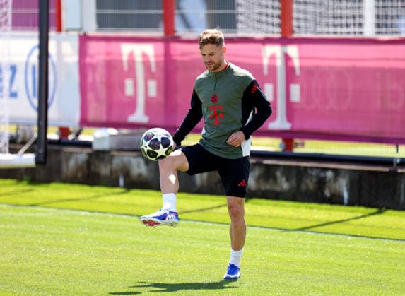 Fussball, Herren, Champions League, Saison 2025 2026, FC Bayern München, Abschlusstraining Joshua Kimmich (FC Bayern München) spielt einen Ball