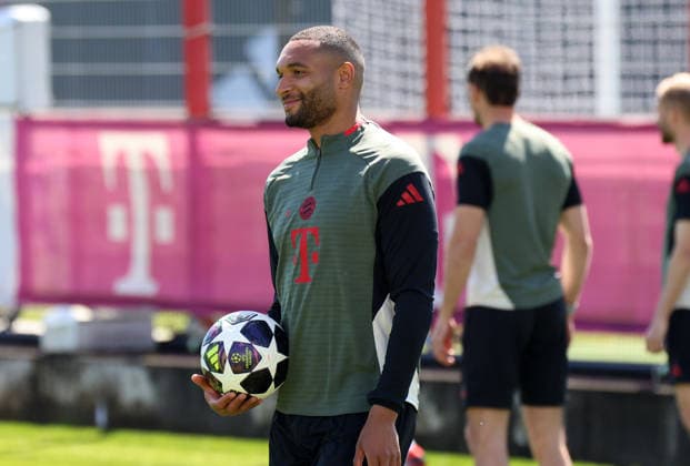 Fussball, Herren, Champions League, Saison 2025 2026, FC Bayern München, Abschlusstraining Jonathan Tah (FC Bayern München) stehend mit einem Ball in der Hand