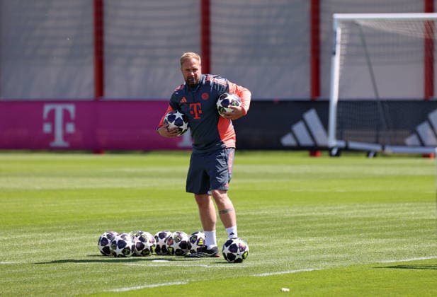 Fussball, Herren, Champions League, Saison 2025 2026, FC Bayern München, Abschlusstraining Aaron Danks, Co-Trainer (FC Bayern München) mit Bällen unter dem Arm *** Football, Men, Champions League, Season 2025 2026, FC Bayern Munich, Final training session Aaron Danks, Co-Coach FC Bayern Munich with balls under his arm