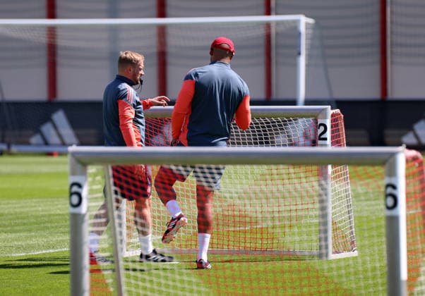 Fussball, Herren, Champions League, Saison 2025 2026, FC Bayern München, Abschlusstraining Aaron Danks, Co-Trainer (FC Bayern München) (li.) mit Vincent Kompany, Trainer (FC Bayern München) (re.) im Austausch, Gespräch