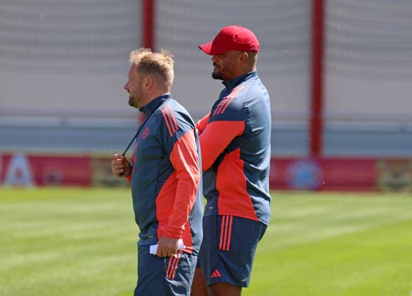 Fussball, Herren, Champions League, Saison 2025 2026, FC Bayern München, Abschlusstraining Aaron Danks, Co-Trainer (FC Bayern München) (li.) mit Vincent Kompany, Trainer (FC Bayern München) (re.) beobachten das Training